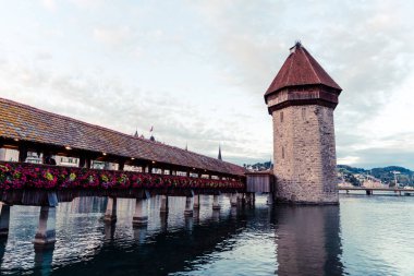 Tarihi kent merkezi, Lucerne (Luzern) İsviçre'deki ünlü Şapel Köprüsü ile.