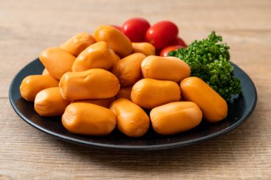 domuz eti kokteyl sosisi plaka üzerinde