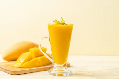 taze mango smoothies - sağlıklı yiyecek ve içecek konsepti