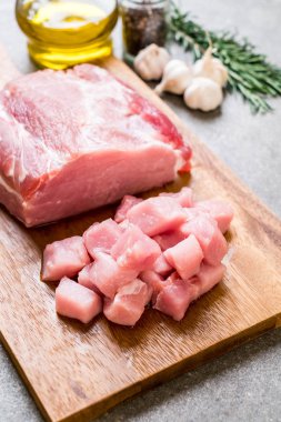 taze domuz ham filetosu ahşap tahta üzerinde