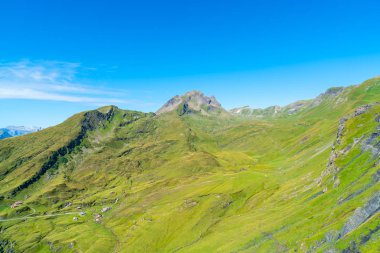 Güzel Alps dağ Grindelwald, İsviçre mavi gökyüzü ile