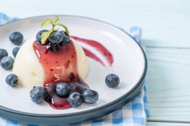 yoğurt puding taze yaban mersini - sağlıklı yemek ve tatlı ile