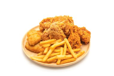 Beyaz arka plan üzerinde izole kızarmış tavuk patates kızartması ve nuggets yemek (abur cubur ve sağlıksız yiyecek)