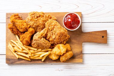 Kızarmış tavuk, patates kızartması ve nugget yemeği. Abur cubur ve sağlıksız yemek.