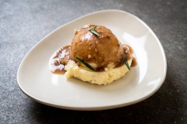 Ev yapımı soslu patates püresi.