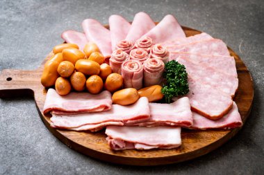 pastırma, sosis, jambon füme ve barbekü pastırma ahşap tahta üzerinde