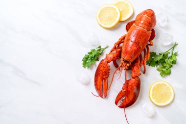 buz ve limon ile taze haşlanmış kırmızı ıstakoz