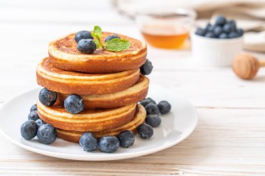 Taze yaban mersinli gözleme.