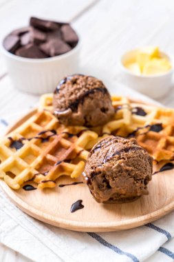 Çikolatalı dondurma waffle ve çikolata sosu ile
