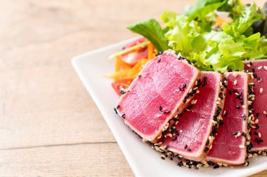 Taze ton balığı ve sebze salatası. Sağlıklı yemek.