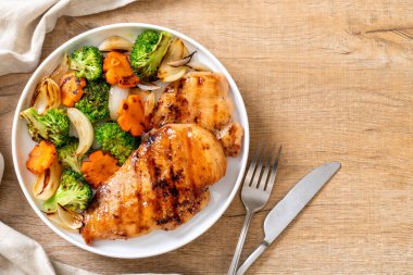 çukurunu tavuk göğsü biftek sebze (brokoli, havuç, soğan ile)