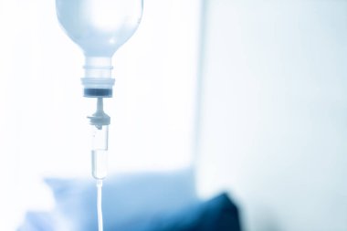 Tuzlu Çözüm damla tedavi hasta ile boşaltmak - mavi beyaz dengesi işleme için