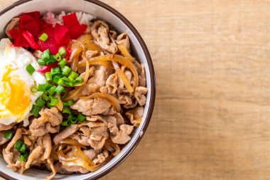 Yumurtalı domuz pirinci kasesi (Donburi) - Japon yemeği tarzı.