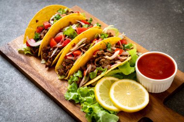 Meksika usulü et ve sebzeli taco.