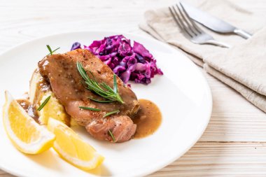 kırmızı lahana ve patates püresi beyaz plaka üzerinde domuz eti biftek