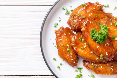 Beyaz susamlı ızgara tavuk kanadı.