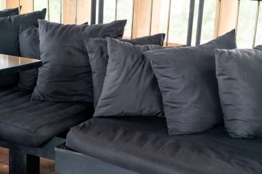 kanepe üzerinde siyah yastık