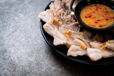 Soslu ve sebzeli haşlanmış balık sosu.