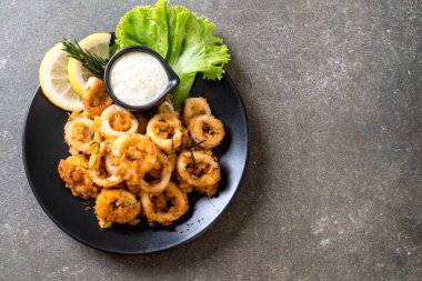 Kızarmış squids ve ahtapot (kalamar) soslu - sağlıksız gıdalar