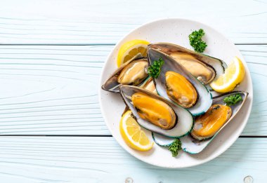 deniz ürünleri midye maydanoz ve limon ile