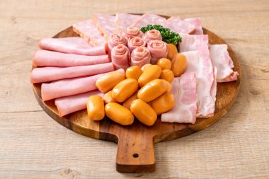 pastırma, sosis, jambon füme ve barbekü pastırma ahşap tahta üzerinde