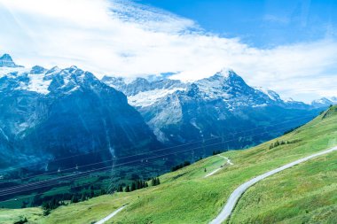 Güzel Alps dağ Grindelwald, İsviçre mavi gökyüzü ile
