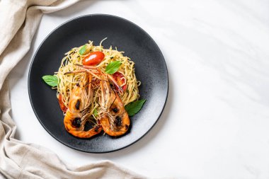 ızgara karides ve domates - İtalyan Füzyon gıda tarzı ile tavada kızartılmış spagetti