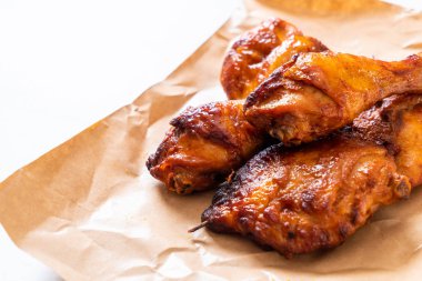 Masada ızgara ve ızgara tavuk.