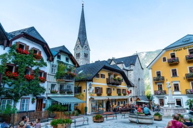 Hallstatt, Avusturya - 29 Ağustos 2018: kasaba meydanında Hallstatt, Avusturya. Hallstatt Avusturya Alplerinde Hallstatter gölde bulunan ve Unesco Dünya Mirası bölgeye göre terfi tarihi köydür.