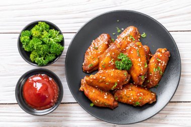 Beyaz susamlı ızgara tavuk kanadı.