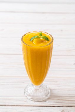 taze mango smoothies - sağlıklı yiyecek ve içecek konsepti