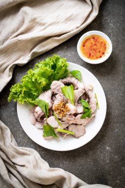 Soslu ve sebzeli haşlanmış balık sosu.