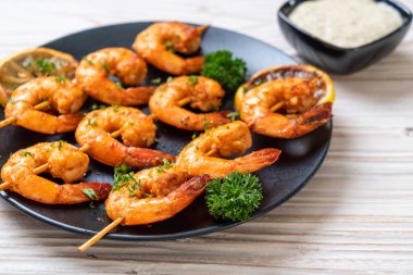 Limon - deniz ürünleri tarzı ile ızgara kaplan karides şiş