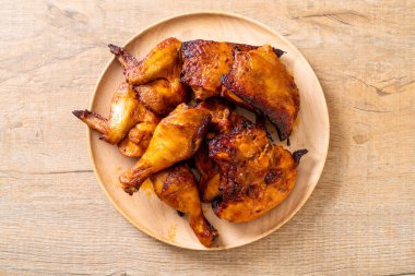 Masada ızgara ve ızgara tavuk.