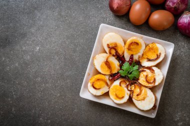 Tamarind soslu haşlanmış yumurta veya tatlı ve ekşi yumurta.