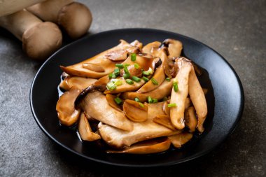 İstiridye soslu kızarmış kral istiridye mantarı. Sağlıklı, vejetaryen ya da vejetaryen yemek tarzı.