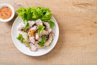 Soslu ve sebzeli haşlanmış balık sosu.