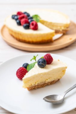 Ev yapımı cheesecake taze ahududu ve yaban mersini ile