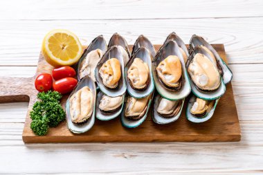 malzemelerle ahşap tahta üzerinde taze midye