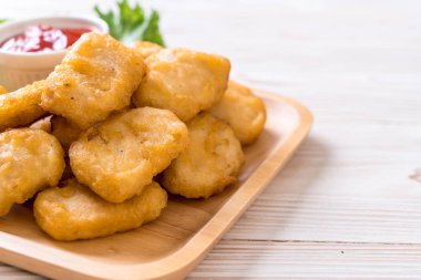 Soslu tavuk nugget, sağlıksız yemek.