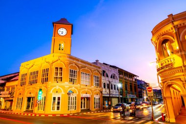 Phuket, Tayland, 18 Nisan 2018: Çin Portekiz tarzı eski binalar ile eski şehir Phuket Tayland Phuket çok ünlü bir turistik yer.