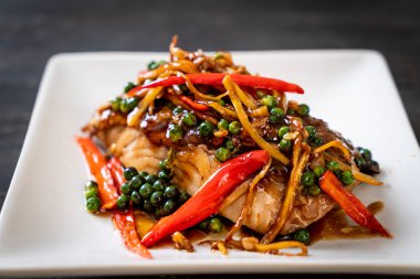 baharatlı tavada kızartılmış ve bitki ile Gruplayıcı balık fileto - Tay gıda tarzı