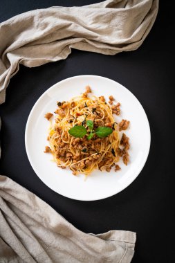 kıyılmış domuz eti ve fesleğen ile tavada kızartılmış acılı spagetti