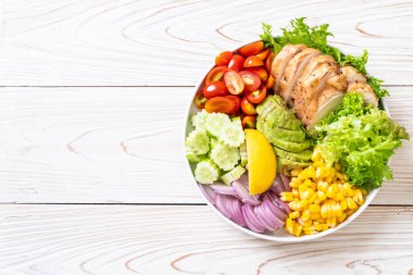 Tavuk göğsü - sağlıklı gıda tarzı ile sağlıklı salata kasesi