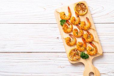 Limon - deniz ürünleri tarzı ile ızgara kaplan karides şiş