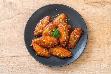 Beyaz susamlı ızgara tavuk kanadı.