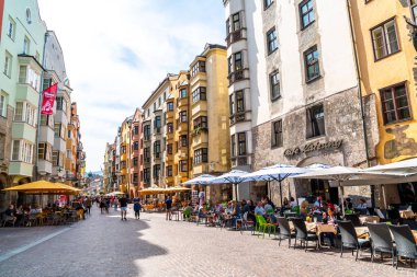 Innsbruck, Avusturya - 29 Ağustos 2019: Innsbruck şehir merkezi ile lots-in insanlar ve sokak kafeleri İnnsbruck, Tyrol, Avusturya