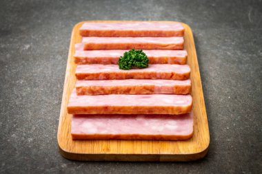 dilimlenmiş taze çiğ pastırma Barbekü