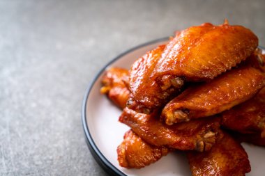 Barbekü tavuk kanadı sosu ile