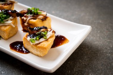 Shitake Mantarlı ızgara Tofu ve Altın İğne Mantarı - sağlıklı, vejetaryen veya vejetaryen yemek tarzı